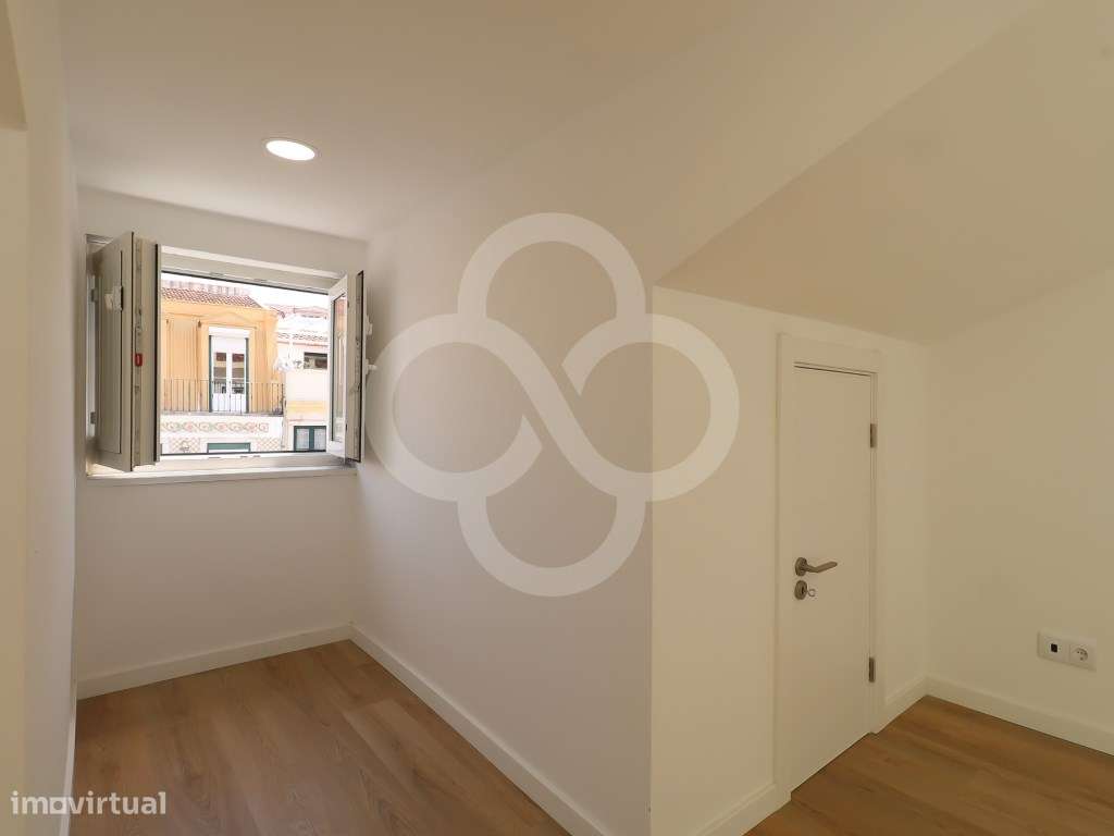 Apartamento T2 renovado totalmente com muita luz natural nos Anjos ...-8
