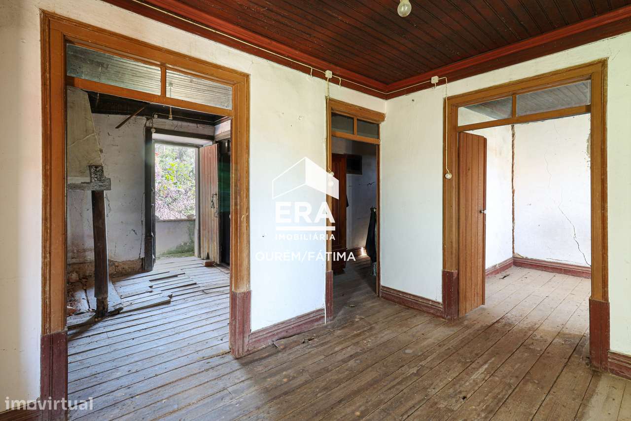 Moradia T2 com quintal localizada no Olival-8