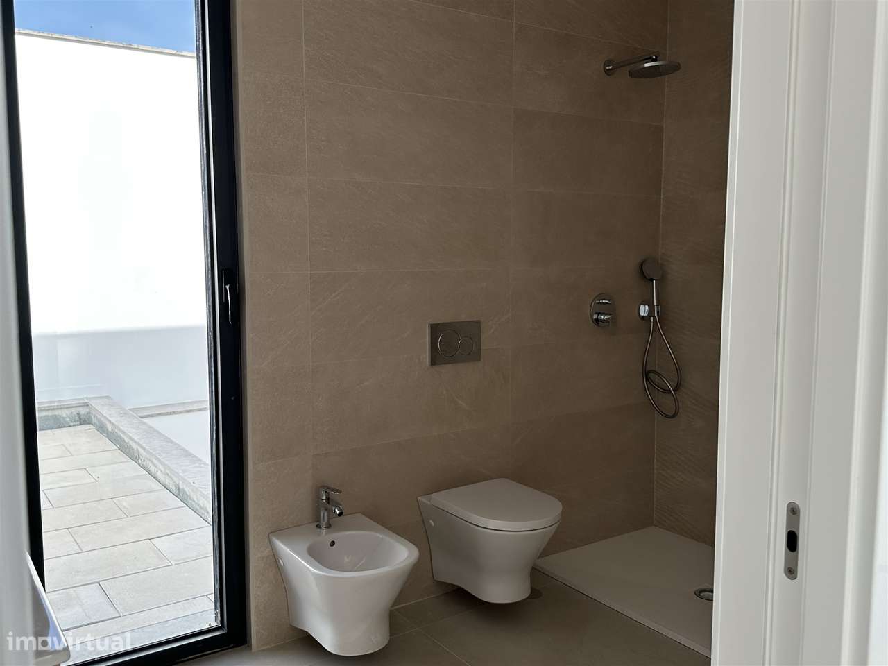 Moradia Unifamiliar de Luxo com Piscina e Jardim-43