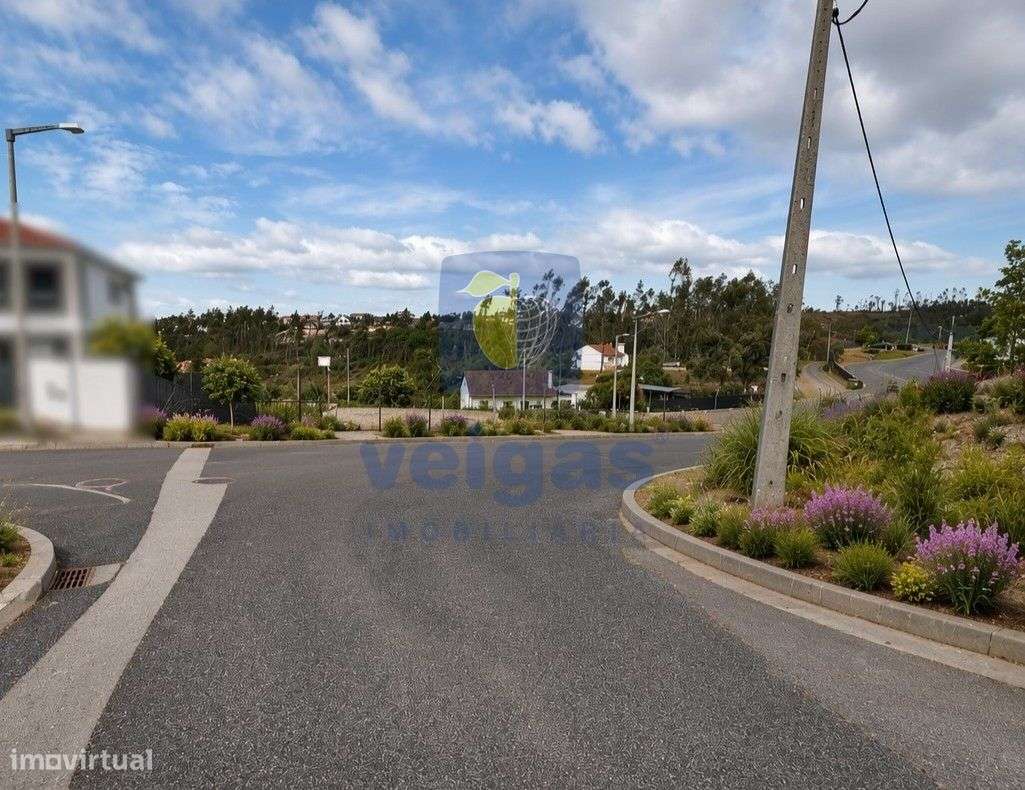 Lote com 620 m² para moradia de 2 pisos e cave com 425m² em Pousos, Le-5