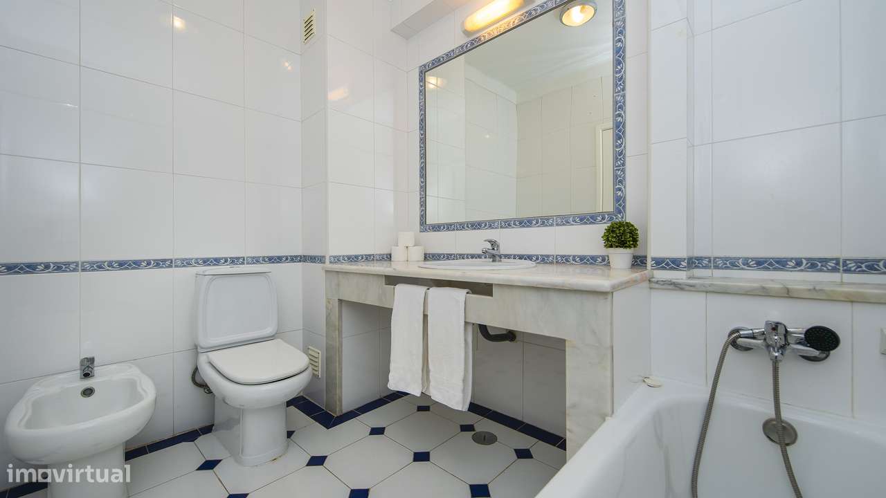Exclusivo T2 com vista mar na Meia Praia-13