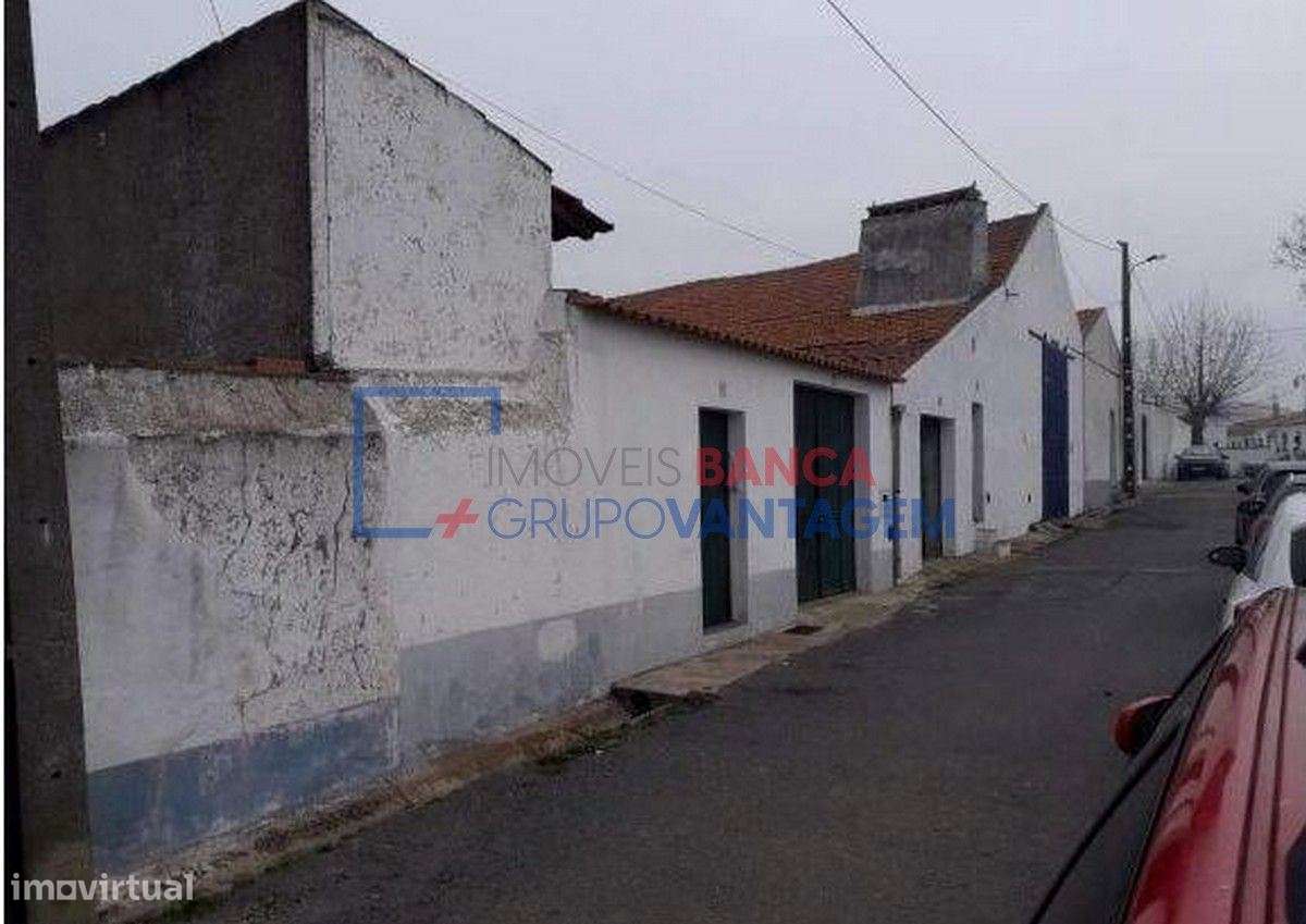 Moradia T2, de rés de chão, destinada a habitação, junto à Escola P... - Grande imagem: 1/6