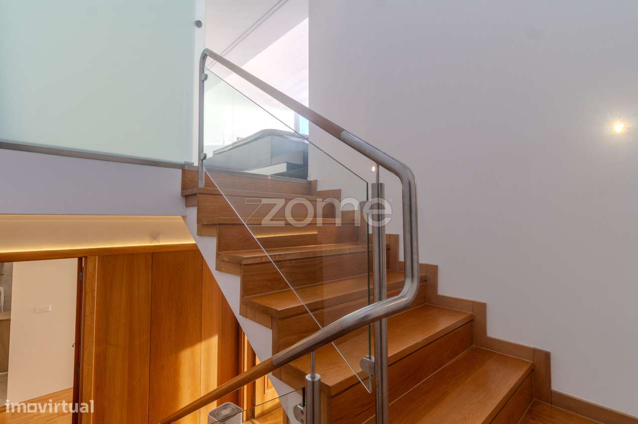 Moradia T4 Piscina e Vista Rio na Encosta do Douro-29