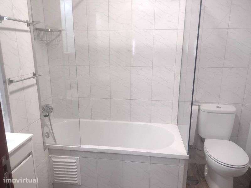 T2  Equipado na rua de Camões , próximo do metro de Faria Guimarães - Grande imagem: 4/10