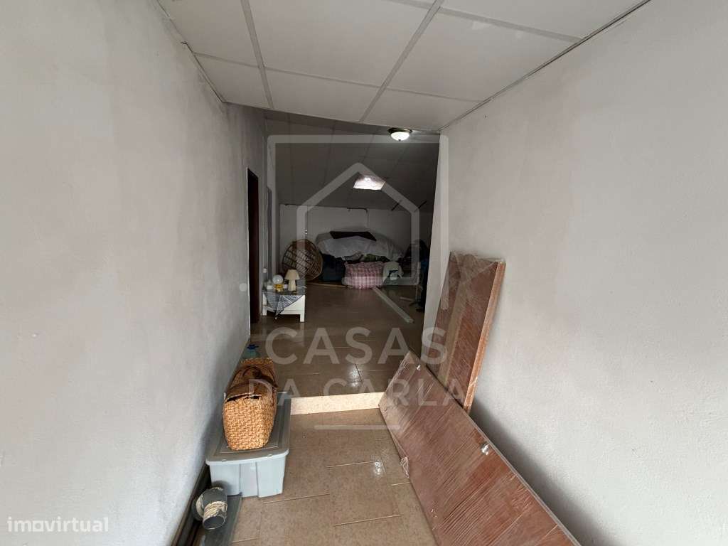 Moradia T2 com garagem e piscina completamente renovada em Canhestros-25