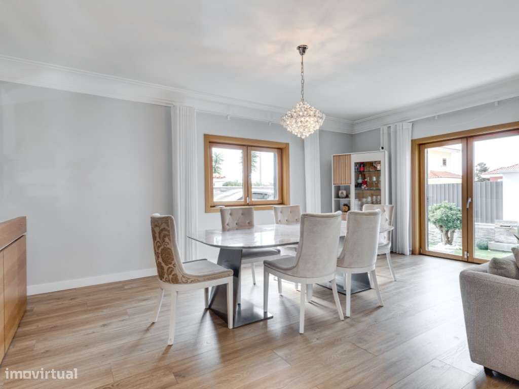 Moradia de Luxo T4+1 com Jardim e Garagem em Localização Prime em C... - Grande imagem: 5/51