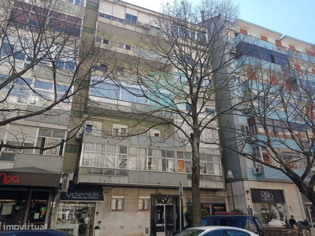 Apartamento T3, totalmente renovado, c/ varandas, na Avenida do Uru...-32