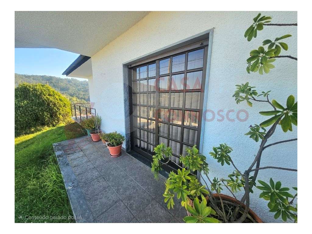 Moradia T3+T2 com garagem e jardim.-4