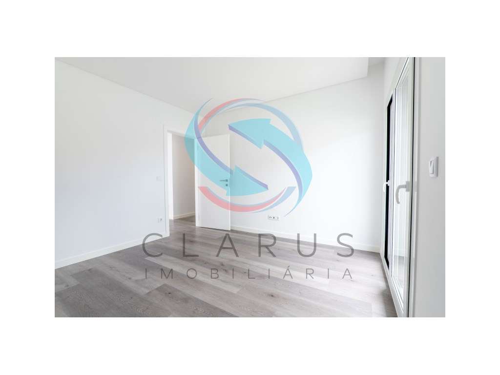 Moradia geminada à venda na Rua Infante Dom Henrique s/n-20