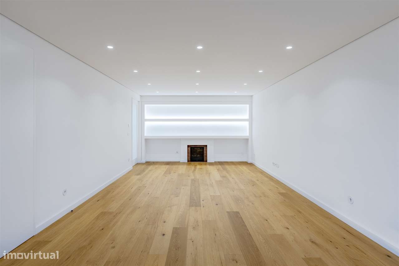 Apartamento T3 Renovado com Varandas na Avenida da Boavista-3