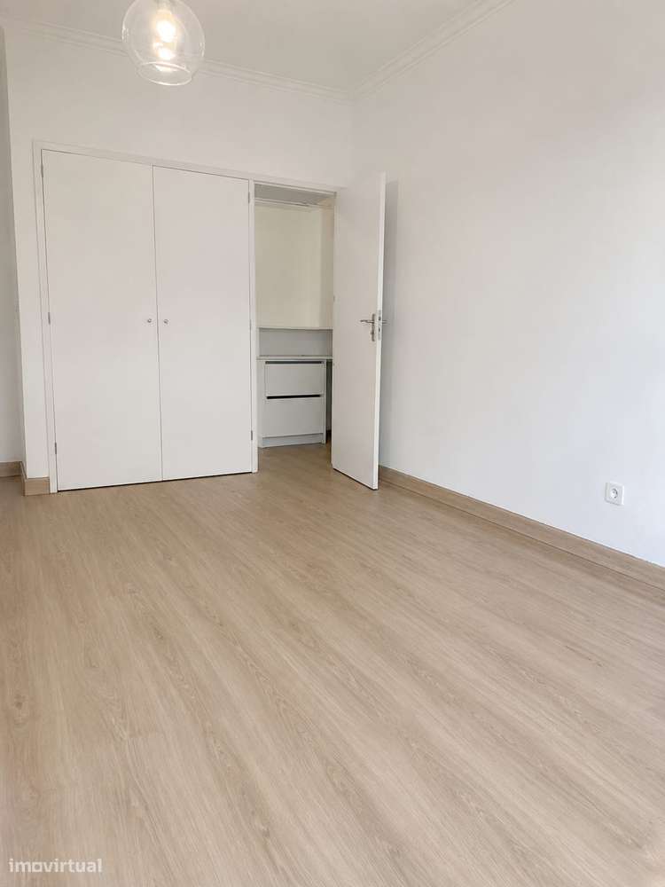 Apartamento T2 remodelado (r/c) com uma arrecadação generosa-5