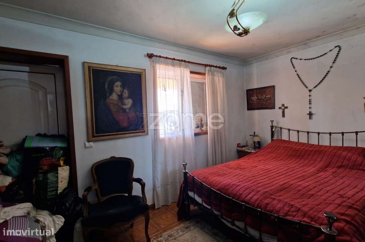 Moradia com terreno e anexos-14