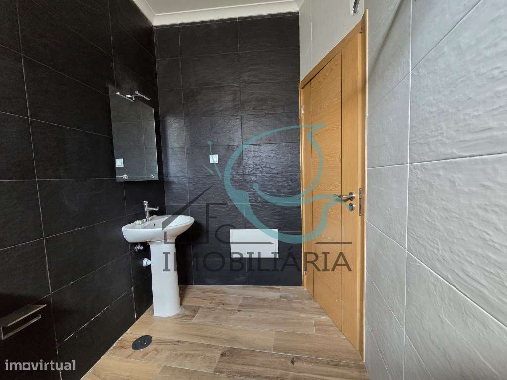 EXCLUSIVO - Excelente moradia de 2 pisos, com licença AL-36