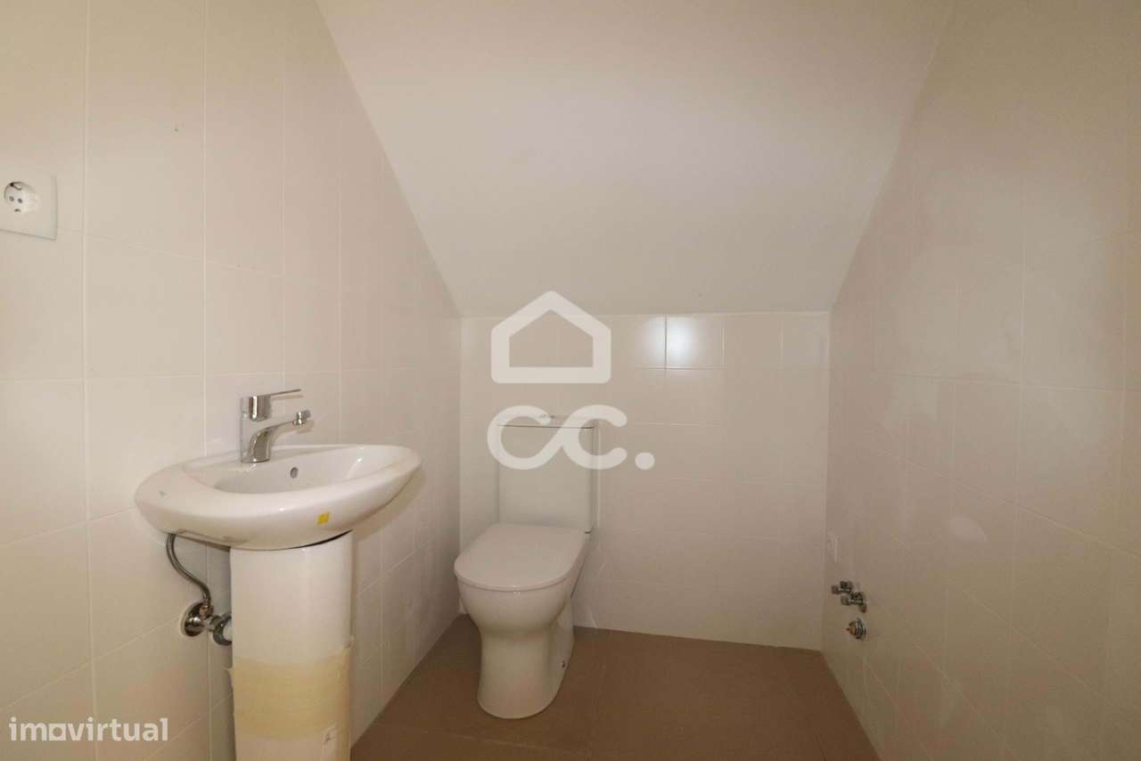 Loja nova, com montras e wc, para arrendamento no centro da Vila do Av - Grande imagem: 4/16