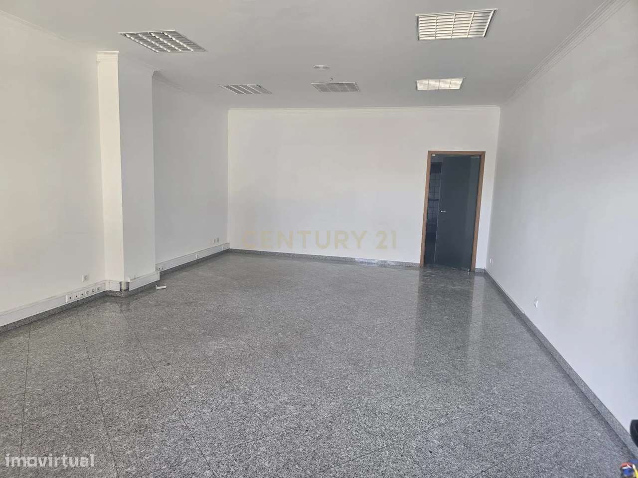 Espaço Comercial em Almada com Excelente Localização - Grande imagem: 3/5
