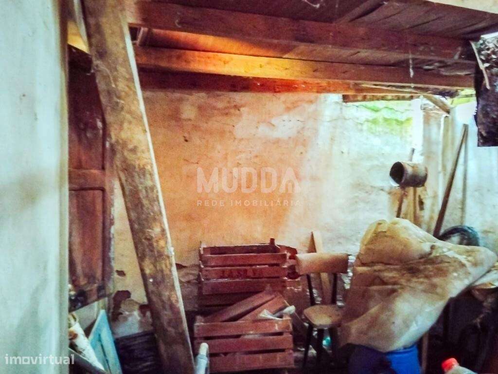 Ruína para recuperar com terreno de 1.050 m2 poço e árvores de fruto A-7