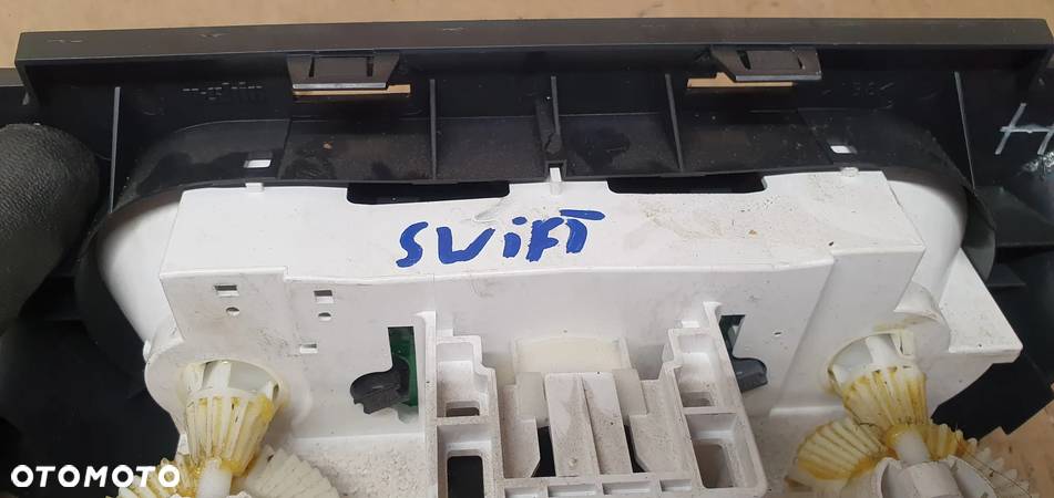 Panel nawiewu klimatyzacji klimy Suzuki Swift IV - 7
