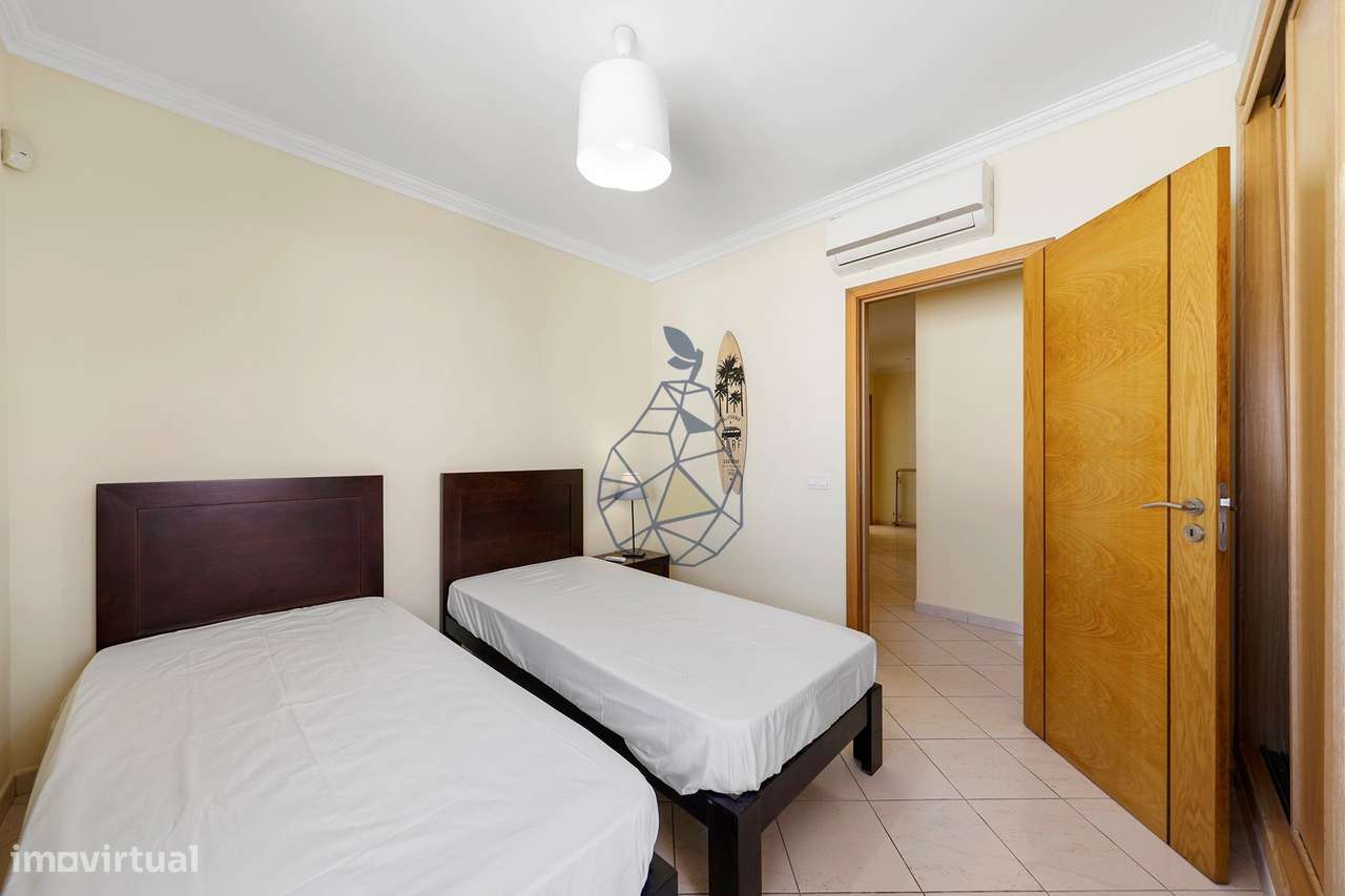 Moradia T5 com Piscina Privada, Jardim e 5 Suites em Montechoro, Albuf-38