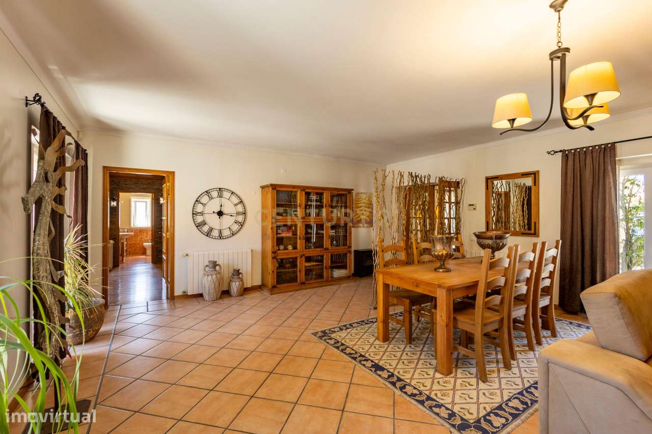 Moradia T5 Térrea com Piscina, Garagem e Lote de 2000 m² – Venda do Al-6