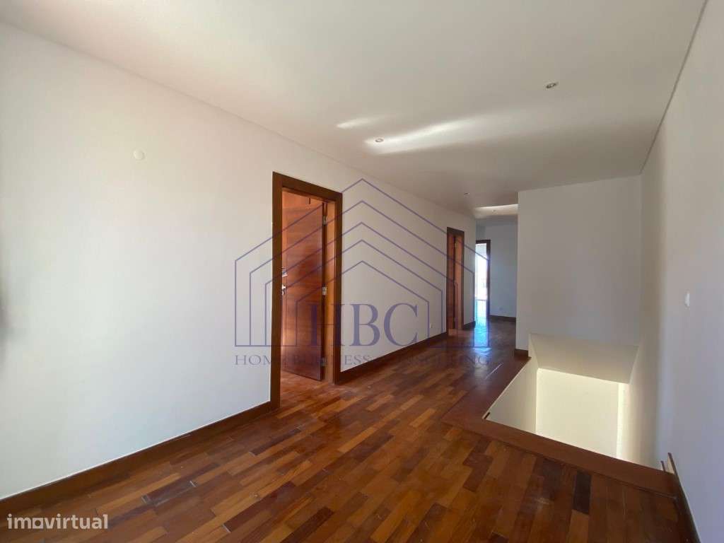 Moradia T4 com Amplo Jardim e Potencial de Remodelação em Alcabidec...-24