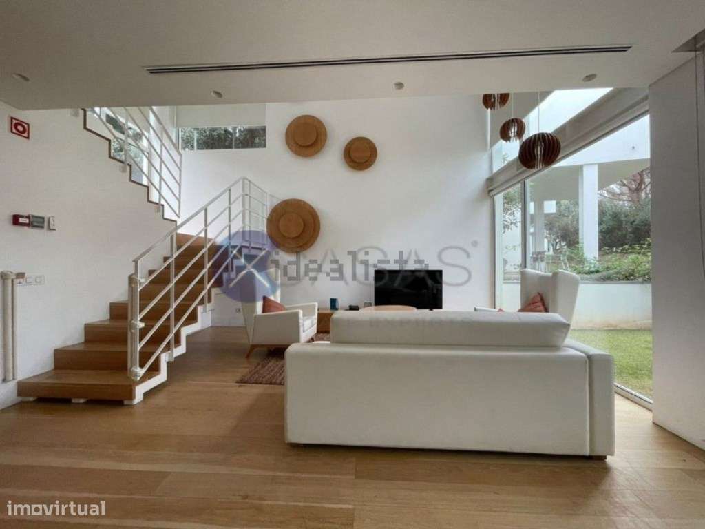 Charmosa moradia T2 em zona de prestigio na Quinta da Marinha. - Grande imagem: 4/18