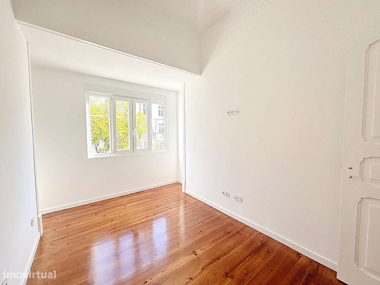 T3 totalmente remodelado com varanda na Av. General Roçadas!-9