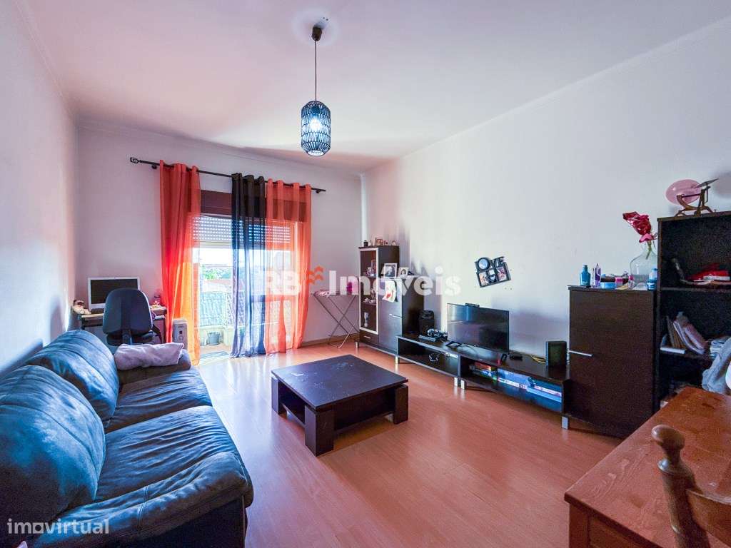 Apartamento T3 com sótão forrado, na zona norte da cidade - Grande imagem: 1/25