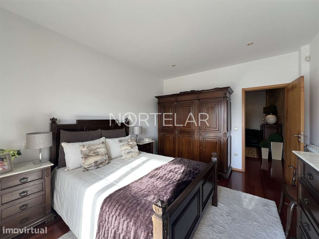 Moradia T3 com jardim e 3 frentes em Famalicão-18