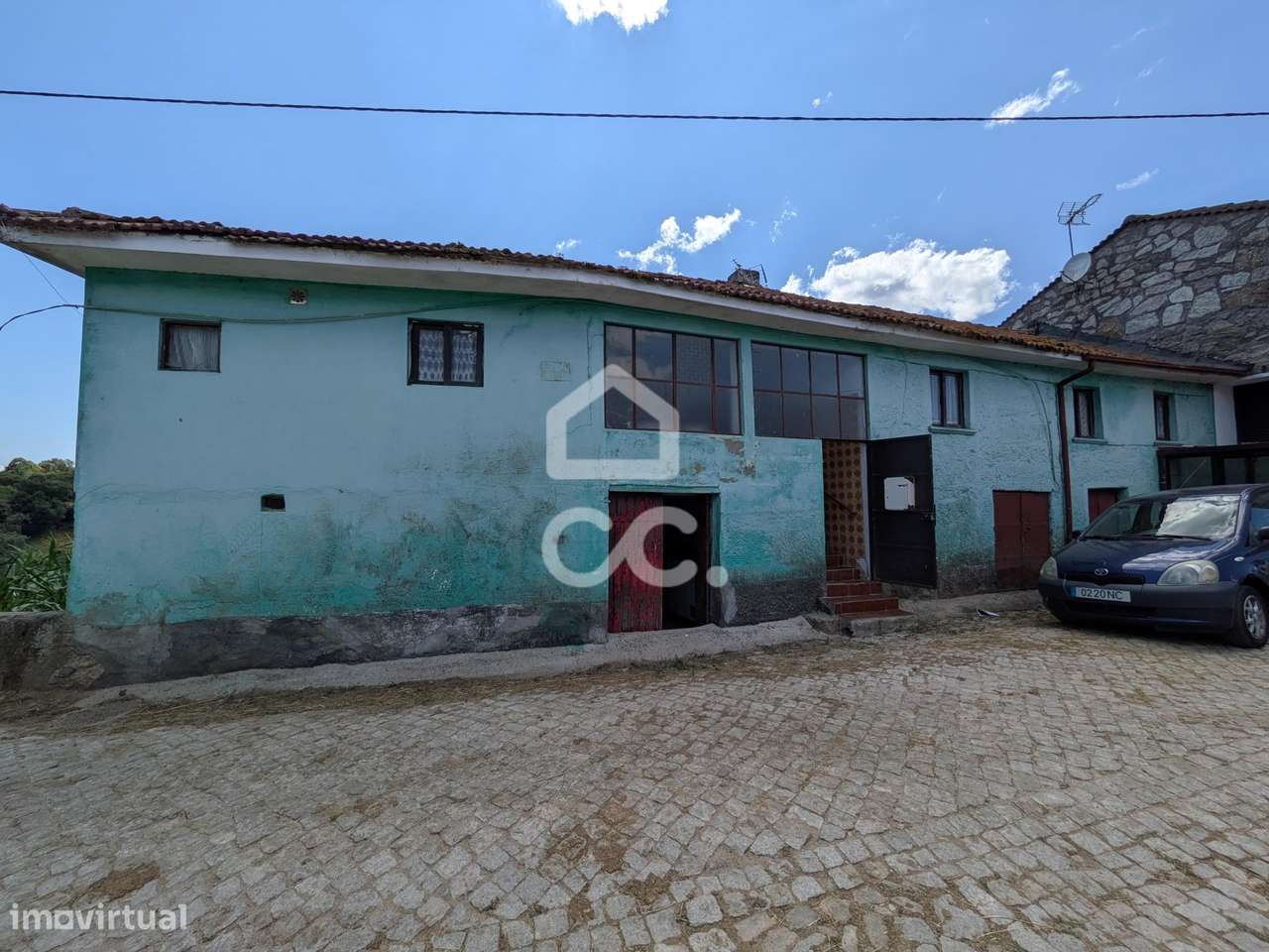 Oportunidade Única: Moradia para Restauro com Grande Potencial-15