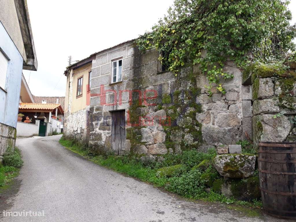 Casa antiga para recuperar no centro da aldeia de Vilar de São Migu... - Grande imagem: 3/15
