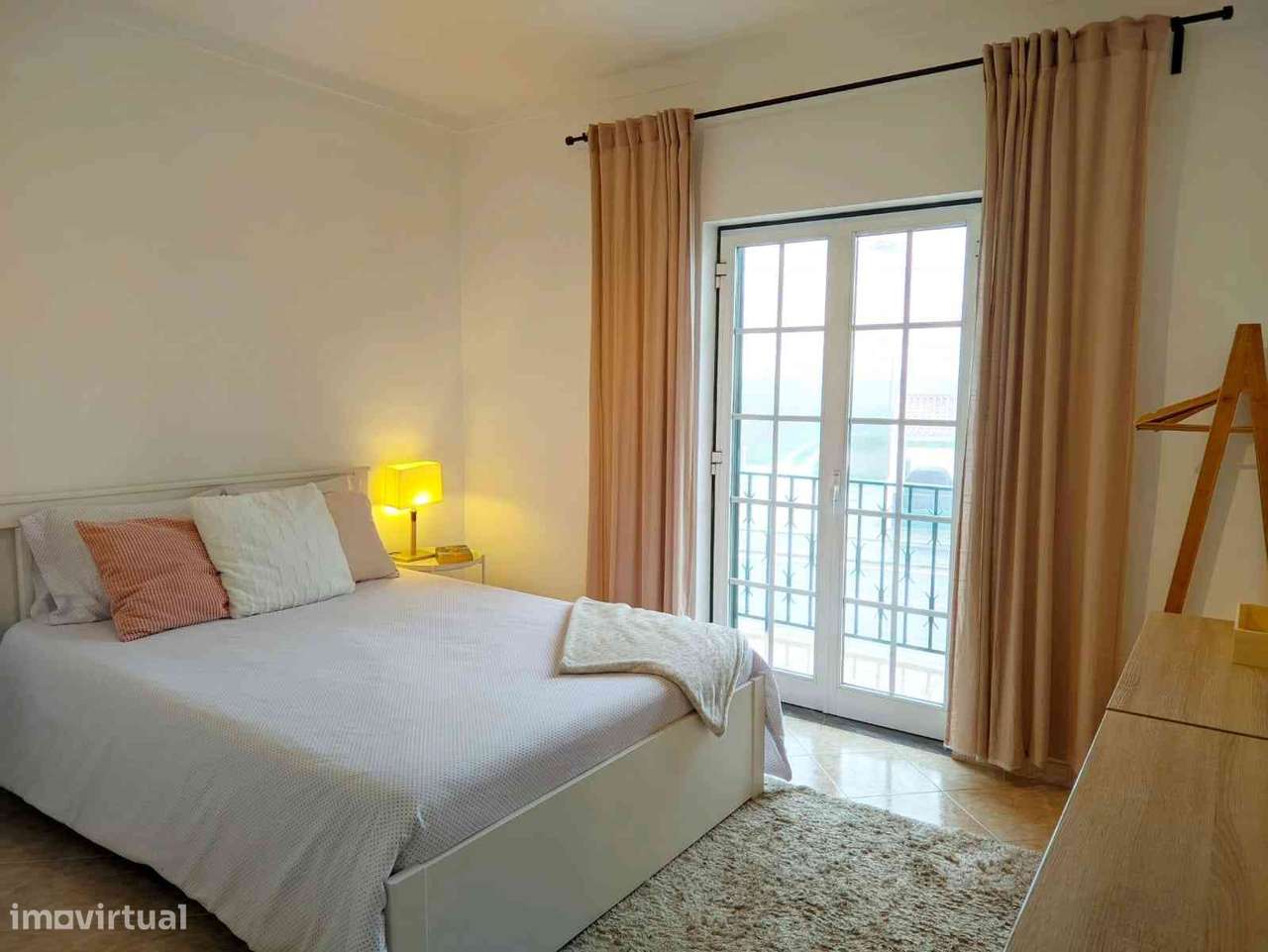 Moradia T4 de rés do chão e 1º andar com jardim, varanda e garagem - Grande imagem: 4/45