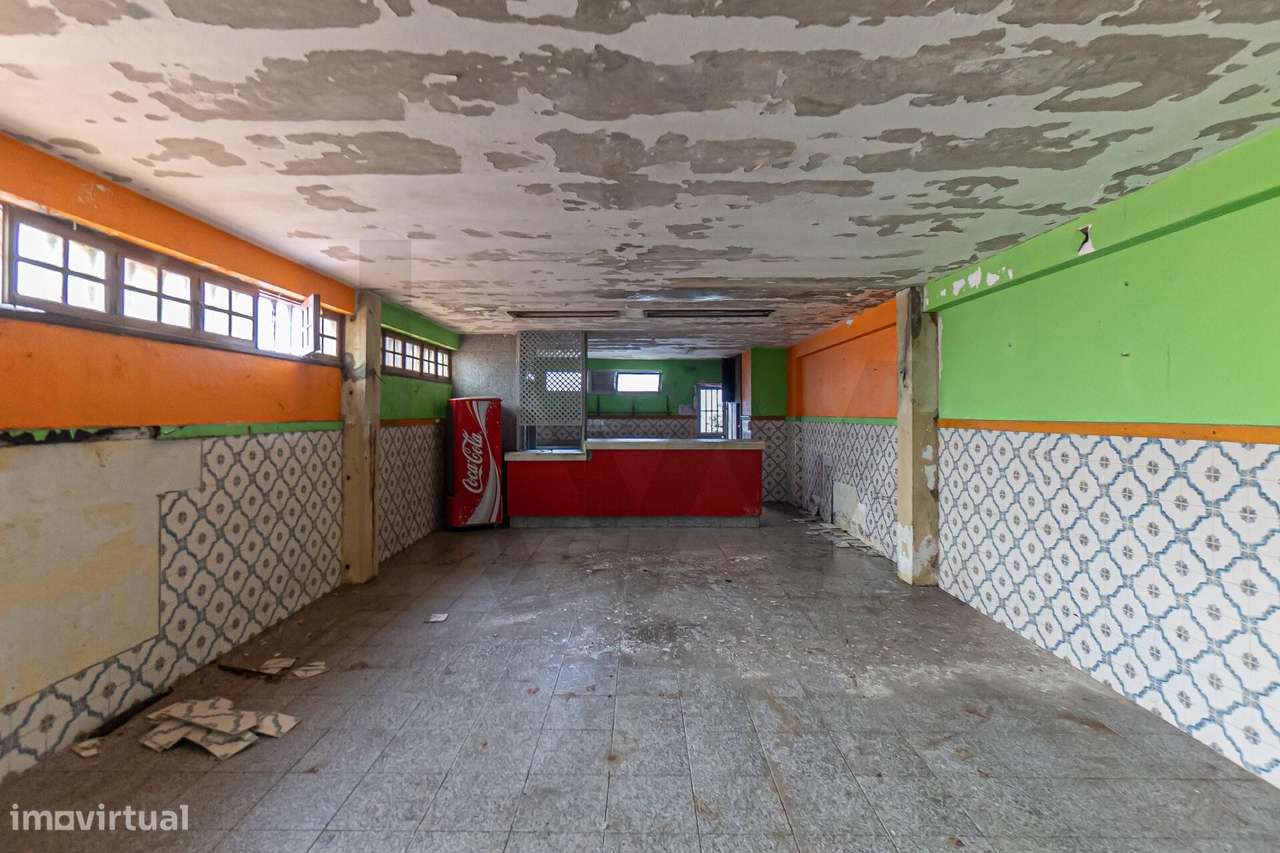 Loja ampla em dois pisos para recuperar  no centro do Porto -  Rua Gon - Grande imagem: 4/14