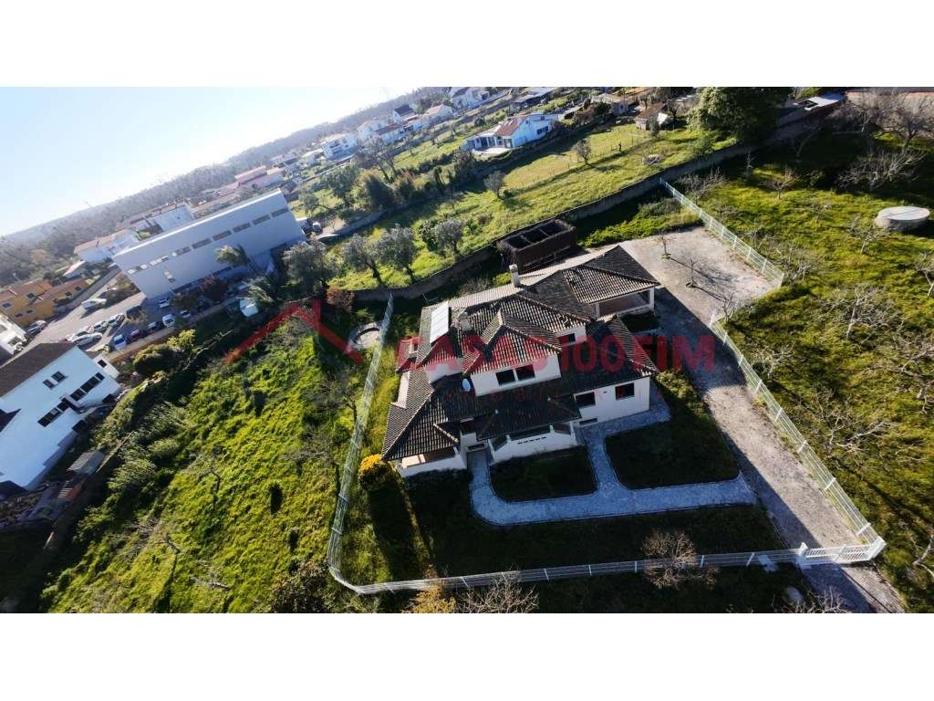 Moradia De 5 Quartos Inserida Num Terreno Com 1700M2 Em Barosa Le
