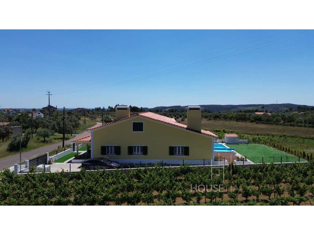 Moradia com piscina junto à Barragem de Castelo de Bode-5