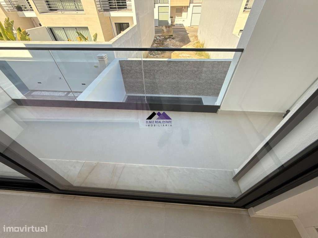 Moradia V3 com Garagem e Piscina a Estrear-57