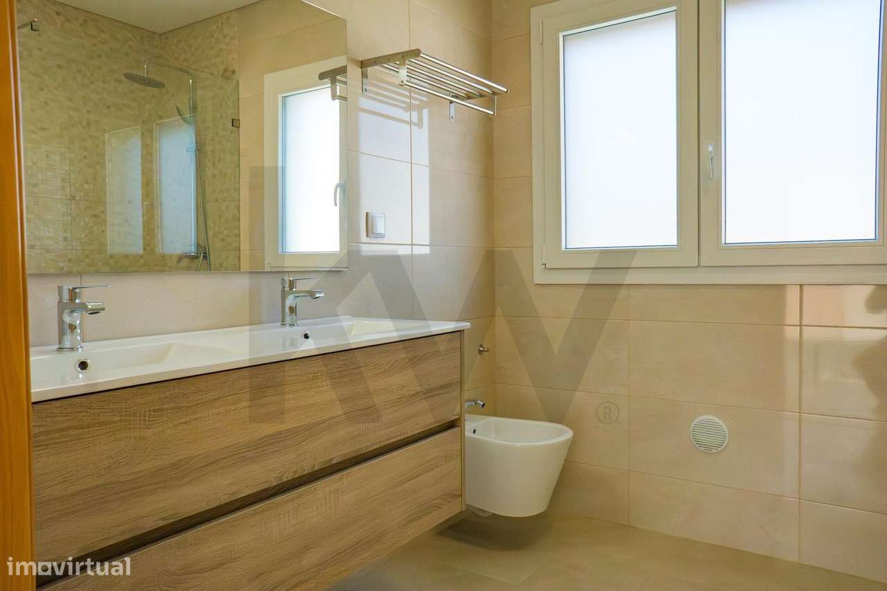 T3 Isolada em Famões: A Estreia Perfeita para a sua Família-32