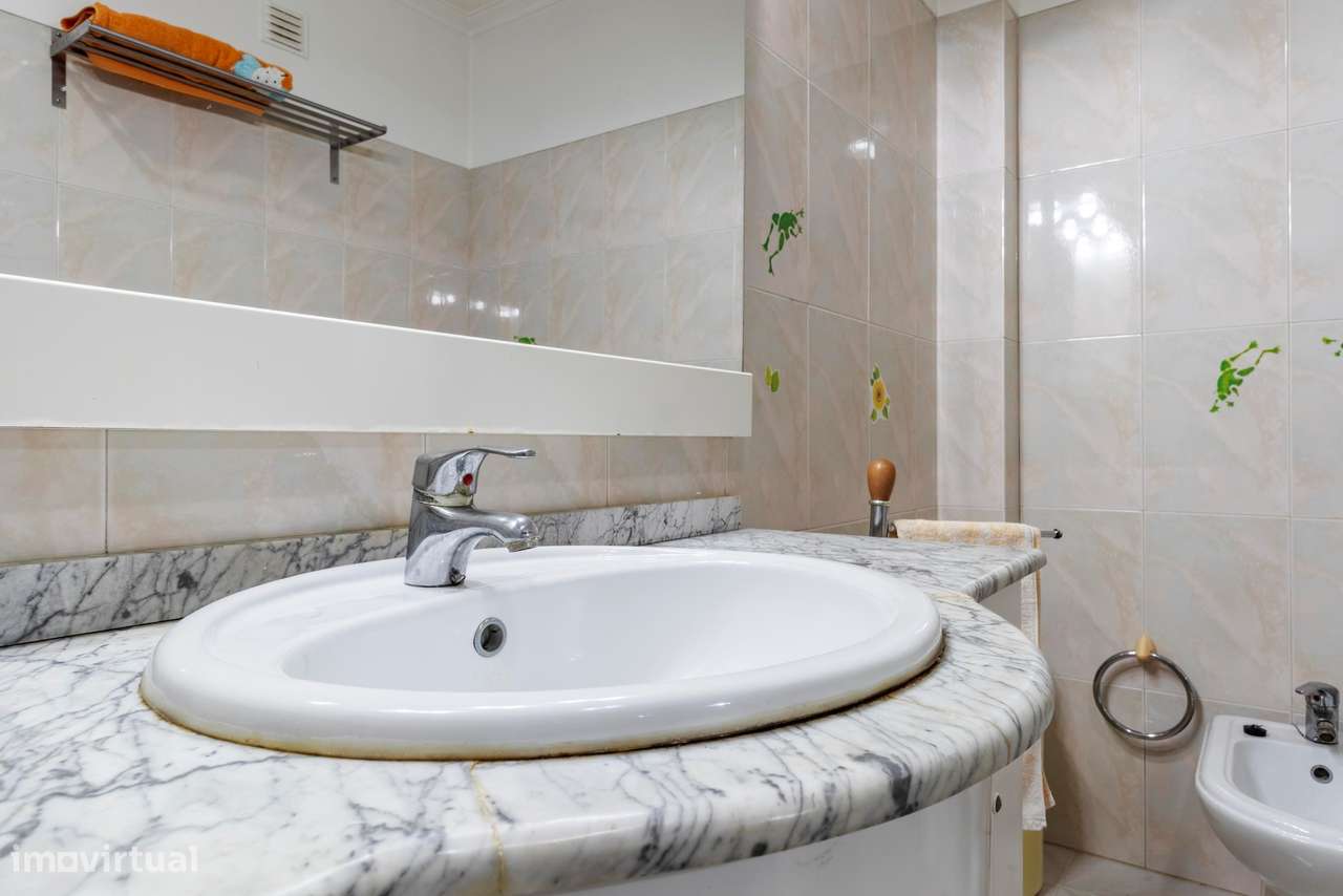 Apartamento T2 c/ 2 Lugares de Estacionamento e Terraço c/ 30m2 em Mem-38