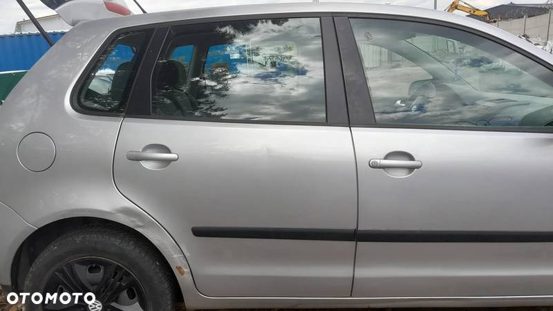 VW POLO IV DRZWI PRAWY TYŁ TYLNE PRAWE KOMPLETNE LA7W nr.63/4 - 1