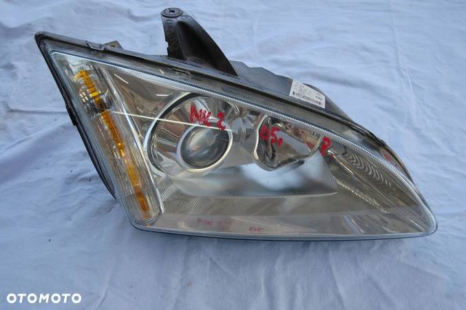 FOCUS MK2 LAMPA XENON PRAWY PRZÓD - 1