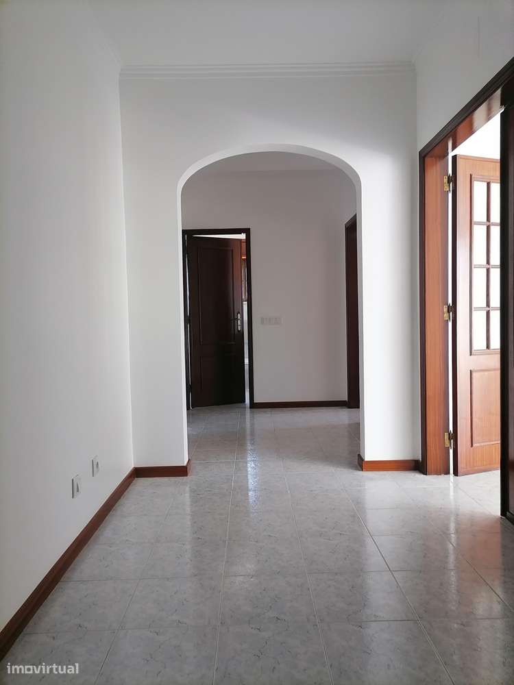 T3 Centro de Queijas, Oeiras. Com Parqueamento e Arrecadação.-12