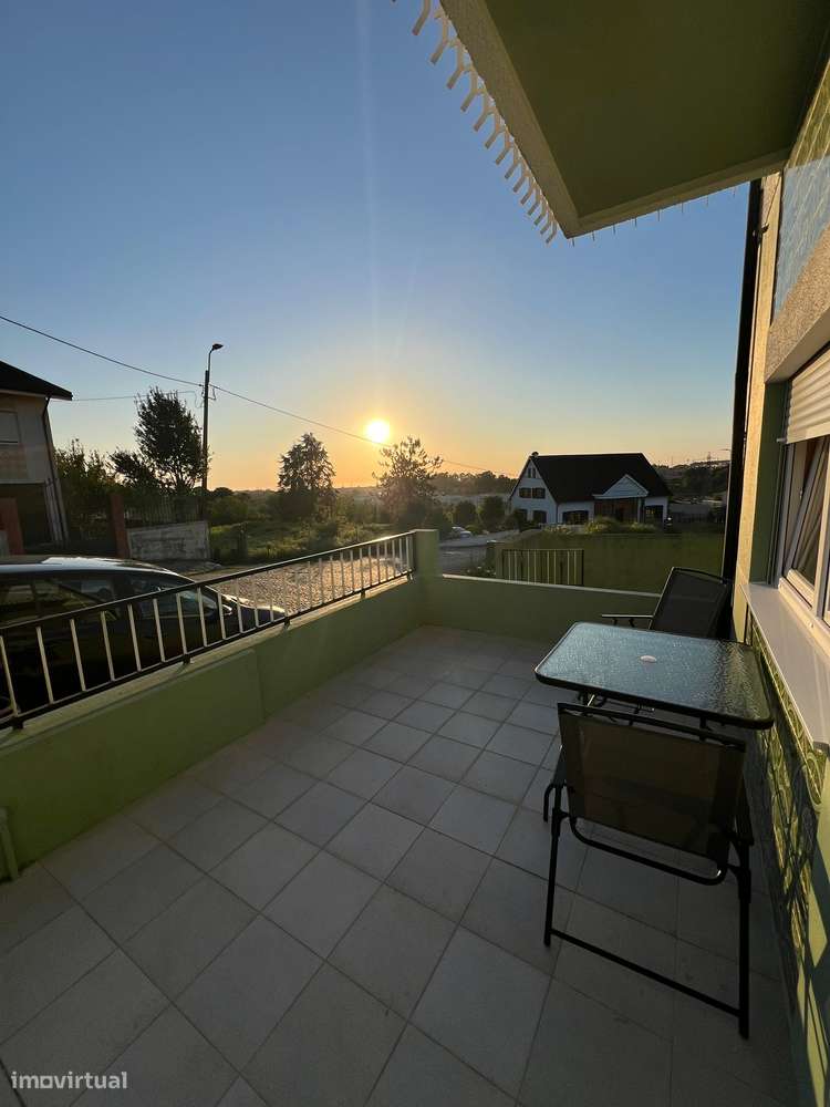 Apartamento T2 Renovado com Grande Terreno e Entrada Privativa - Grande imagem: 2/12