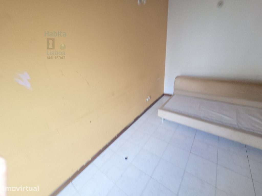T3 no Centro do Carregado com 3 Varandas e Imenso Potencial-17