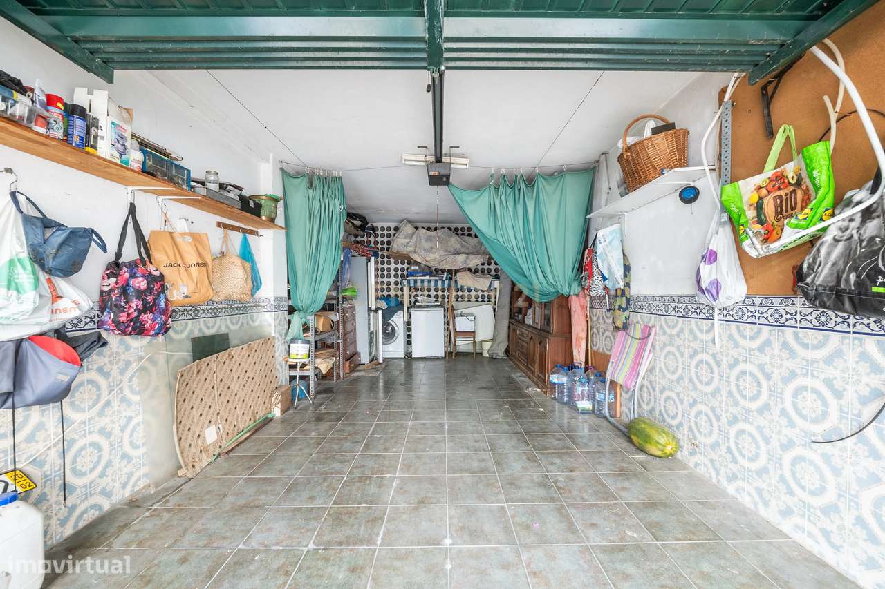 Moradia T5 com sótão + Anexo T1 + Estúdio | Garagem | Santa Apolónia-19