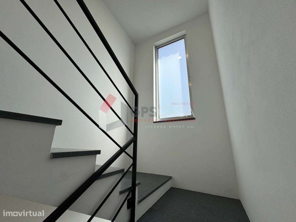 Moradia T3+1 com vista mar – Santa Cruz-25