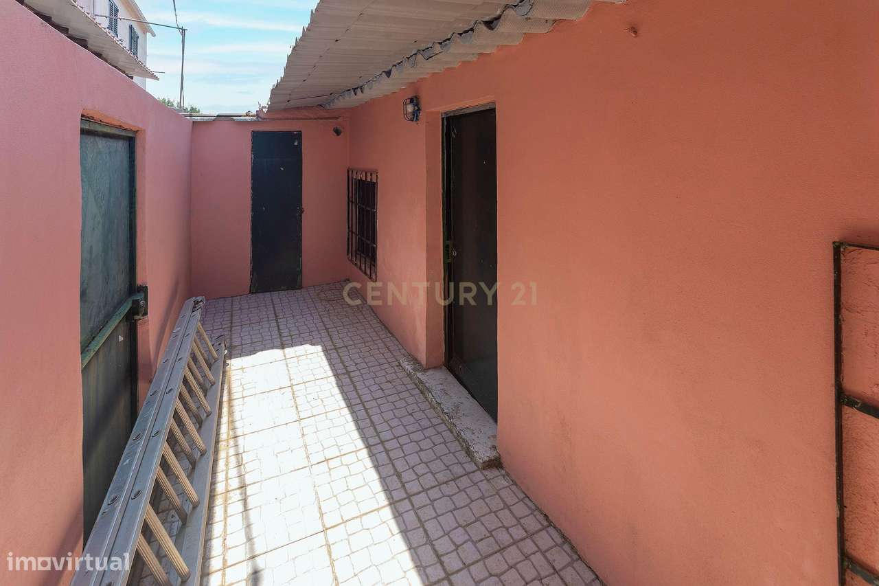 Moradia T3 com Quintal e Alto Potencial no Caramão da Ajuda, Lisboa-8