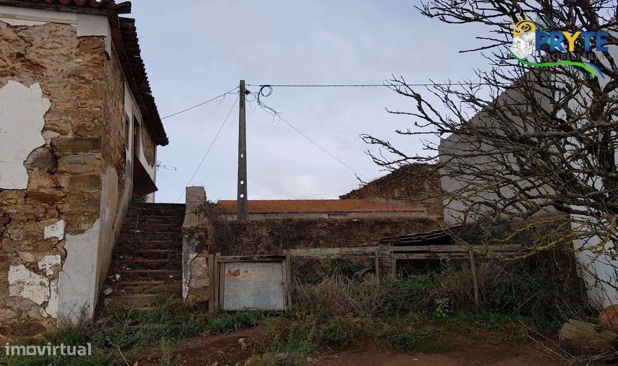 Casa senhorial em ruínas situada na localidade do Pampilhal - Grande imagem: 5/32