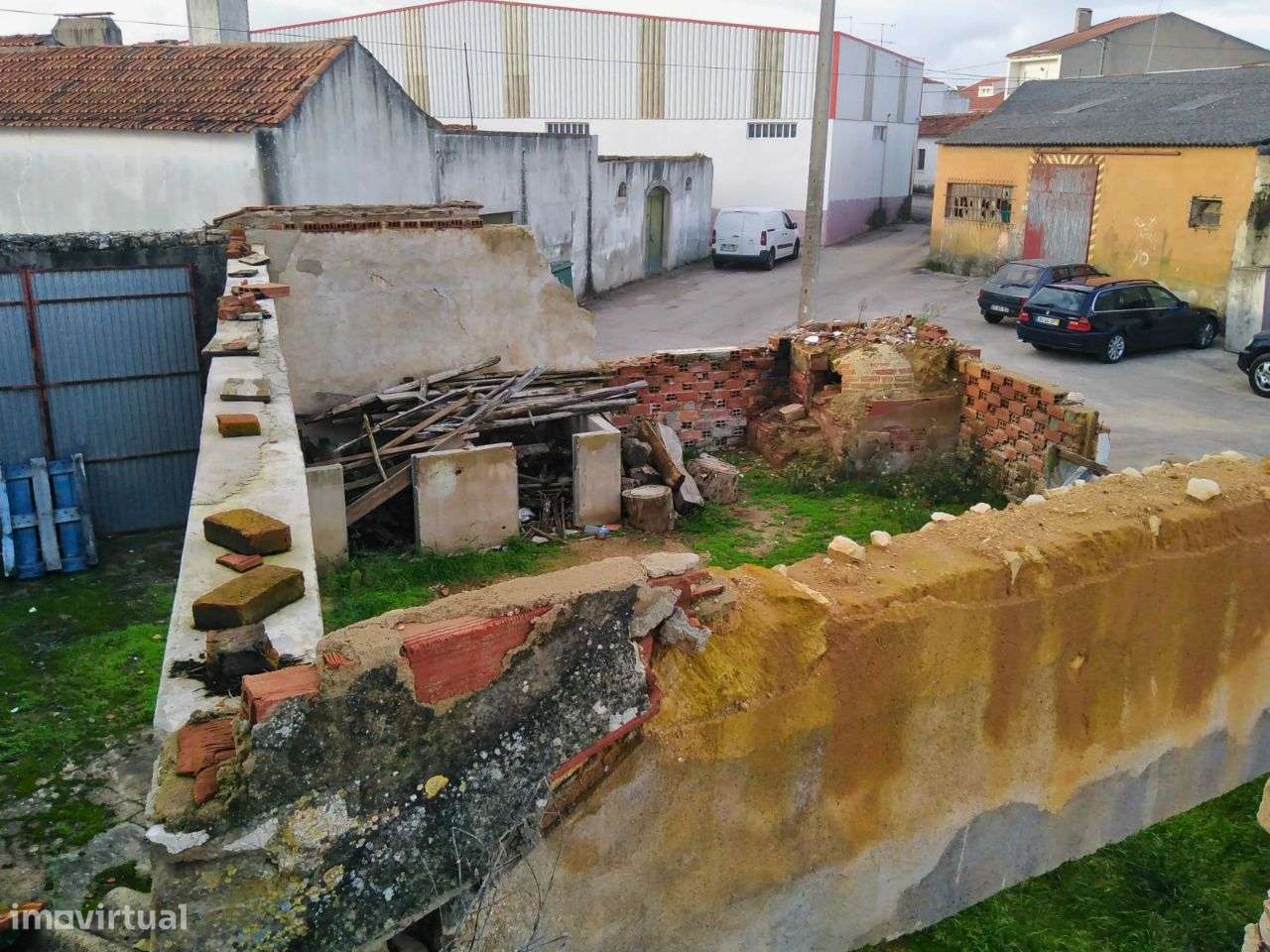 Moradia com 2 pisos a necessitar de obras de melhoramento. - Grande imagem: 4/19