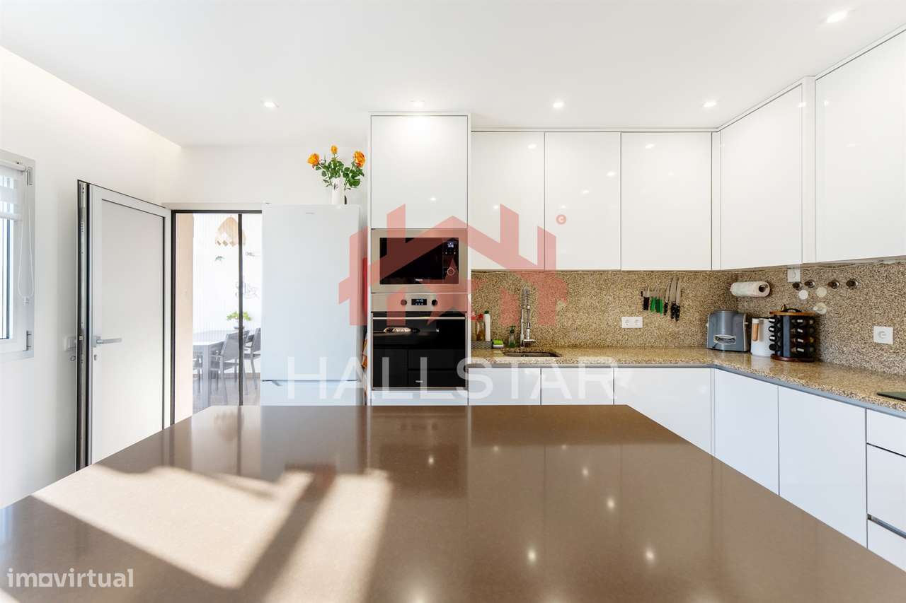 Moradia T4 / Jardim e Garagem / Cela-7