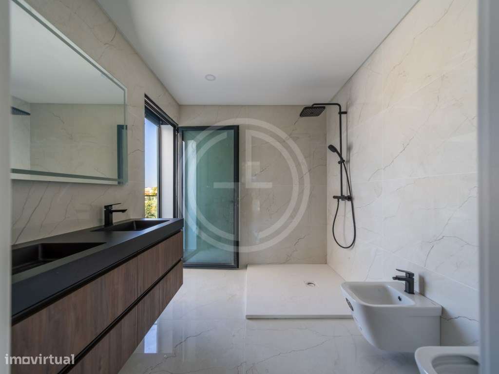 Moradia V3+1 com piscina privada em Gambelas-29