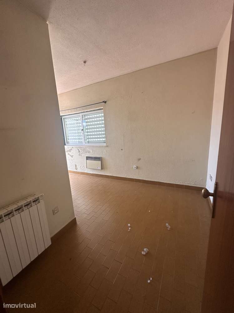 Moradia T4 com jardim e garagem em Sernancelhe-17